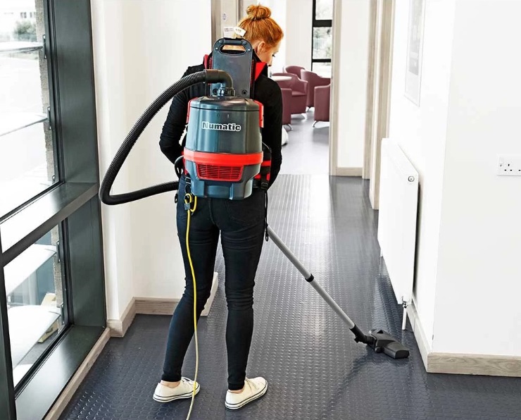 Différences entre une autolaveuse et une monobrosse