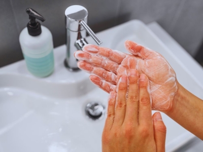 Gel hydroalcoolique ou savon : en 2025 quand faut-il utiliser l’un ou l’autre ?